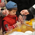 ODB 2012
Warsztaty - chłopiec badający zawartość witaminy C w sokach. 